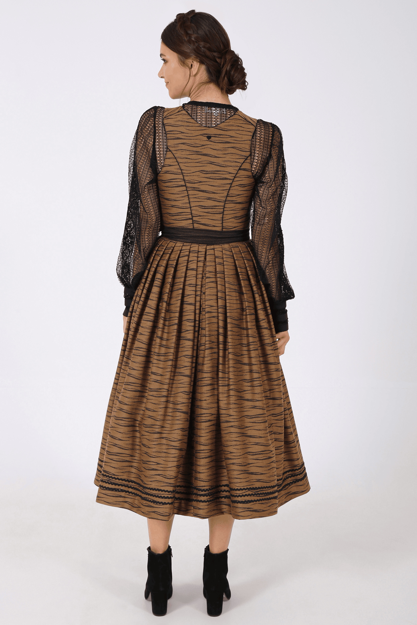 Julia Trentini Anna maxi dirndl, detail