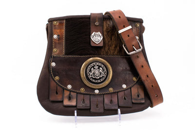 Kilt bag in brown with fur, lion appliqué and rifle strap
