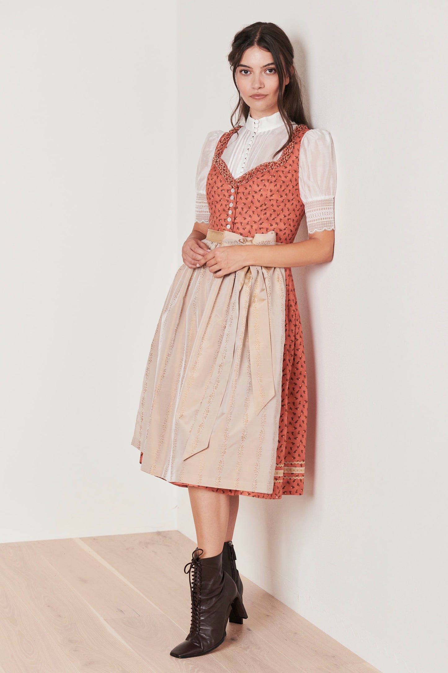 Julia Trentini Sandra Dirndl, Peach — 70cm Long