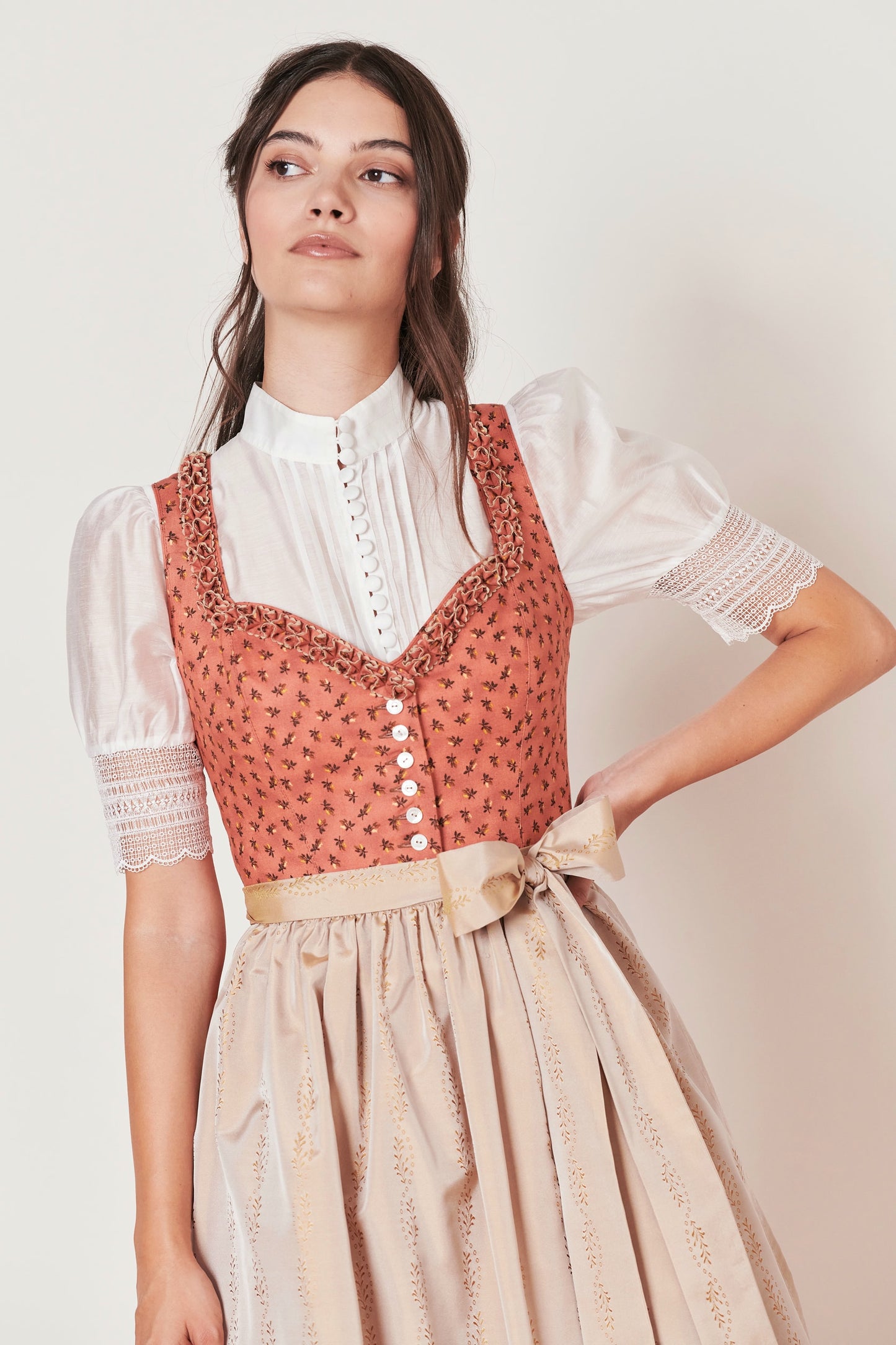 Julia Trentini Sandra Dirndl, Peach — 70cm Long