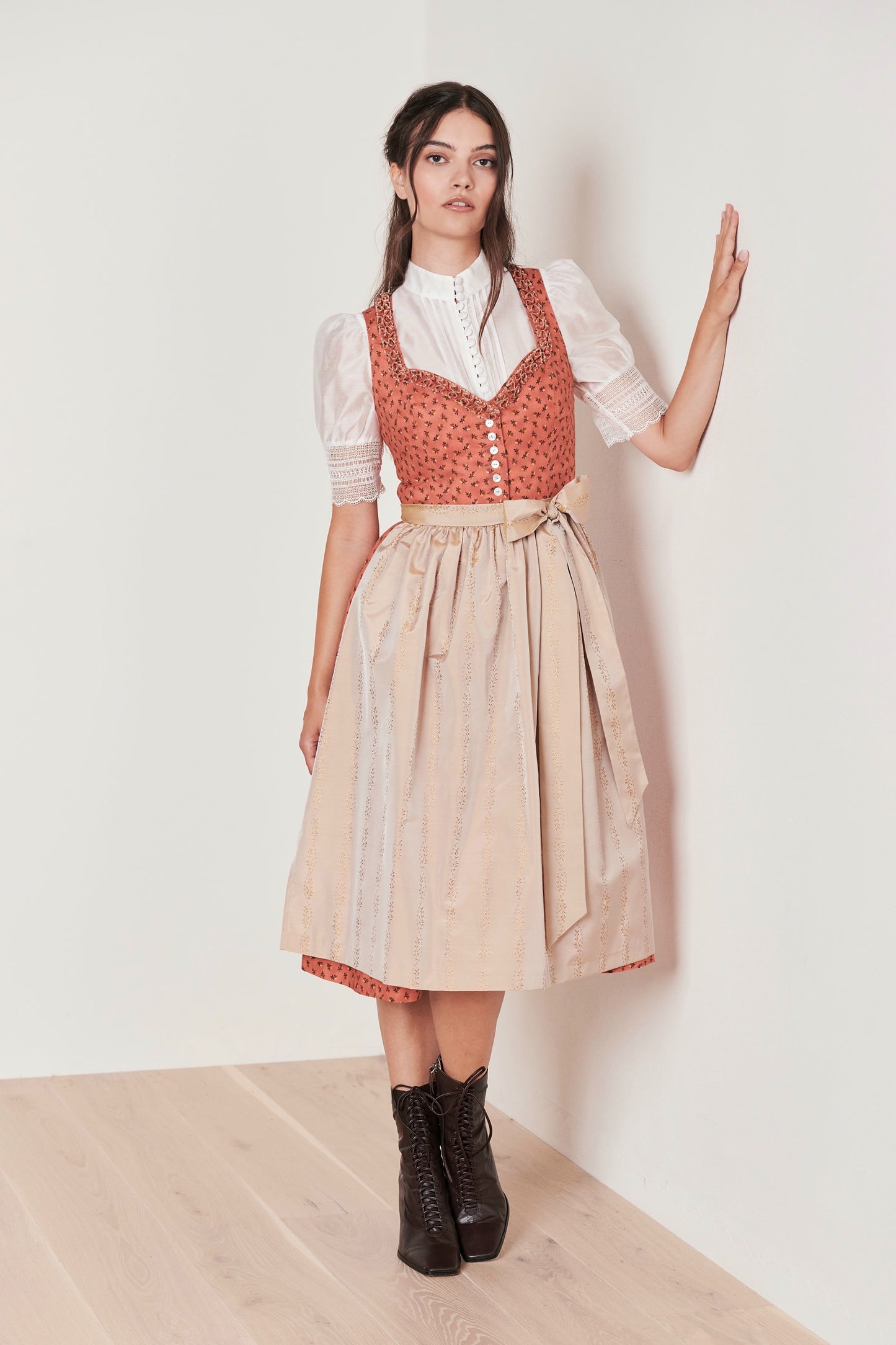 Julia Trentini Sandra Dirndl, Peach — 70cm Long